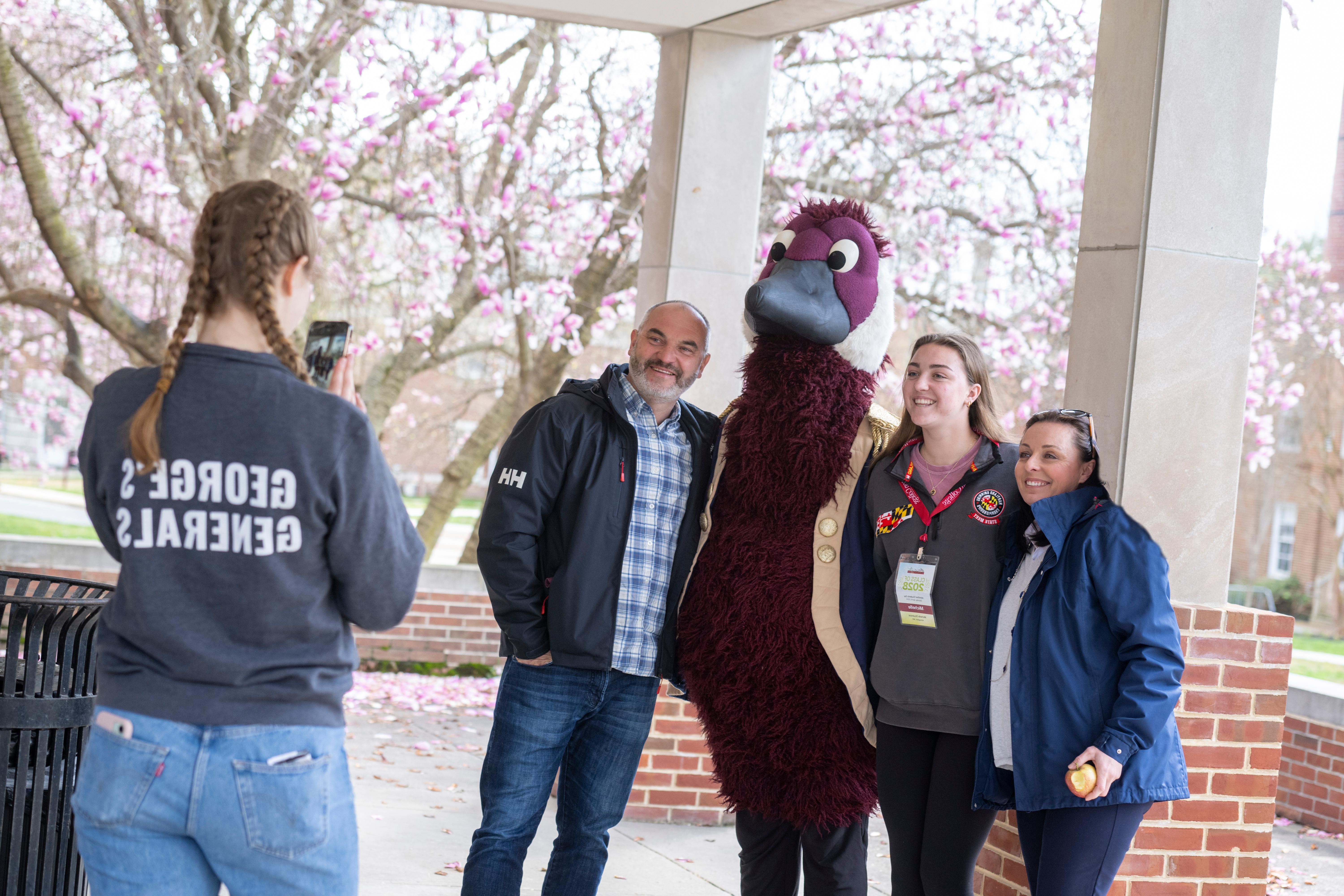 Admitted student posing with Gus for a photo